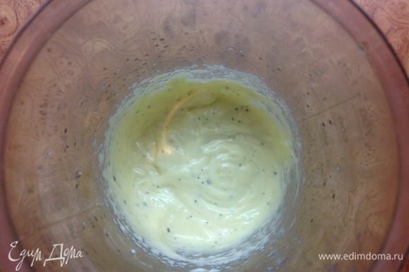 Желтки взбить с солью, перцем и соком лимона. Продолжая взбивать тонкой струйкой вливаем горячее, растопленное сливочное масло.
