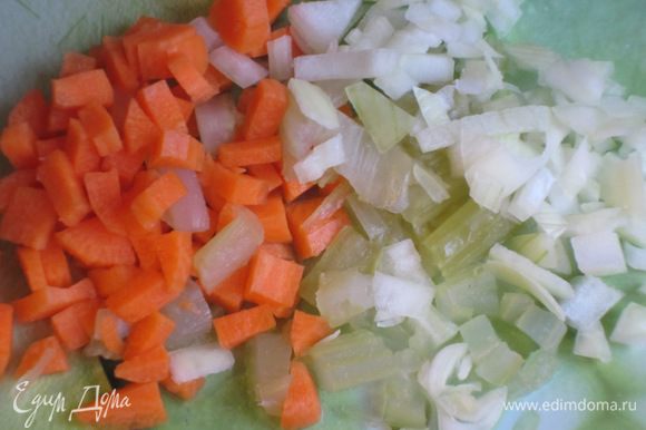 Лук, морковь и сельдерей мелко порубить.