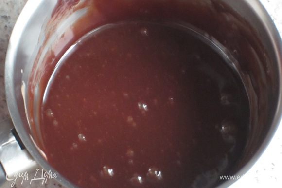 Шоколадный соус: На водяной бане подогреть шоколадную пасту,снять с огня,влить сливки и хорошо перемешать.