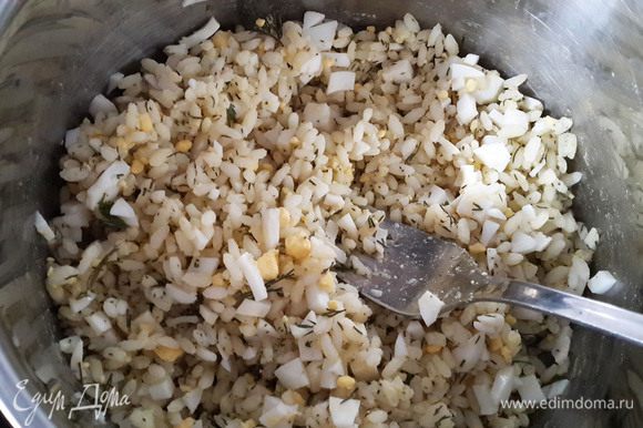 Приготовить рисовую начинку. Сварить яйцо. Отварить рассыпчатый рис, добавить в него растопленное сливочное масло. Порезать мелко яйца и укроп. Соединить с рисом. Посолить.