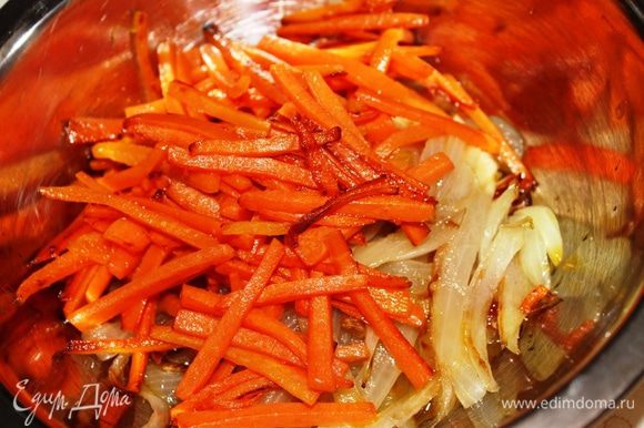 Лук и морковь очистить, нарезать на длинные кусочки и обжарить на топленом сливочном масле с добавлением сахара. Лук и морковь лучше пассеровать раздельно друг от друга. Выложить в миску.