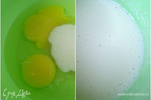 В отдельной миске смешать яйца и сахар. Хорошо взбить миксером. Обе жидкости соединить, черемуховую и яичную. Перемешать.