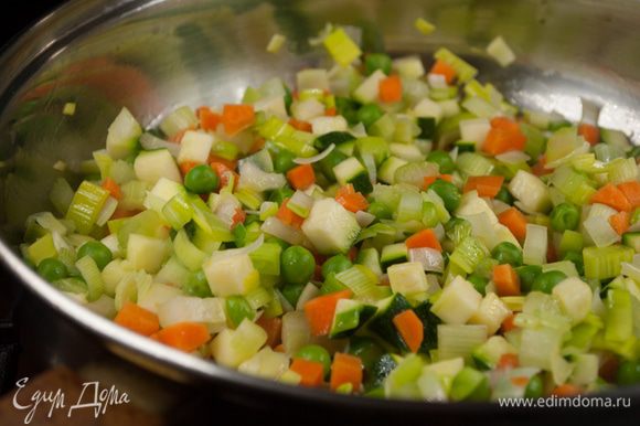 Поставить кастрюлю с оливковым маслом на средний огонь и выложить овощи. Готовить несколько минут до золотисто-коричневого цвета, а затем влить в кастрюлю горячий овощной отвар.