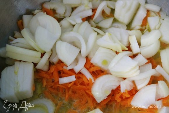 Овощи очистить, лук нарезать не очень мелко, морковь натереть на крупной терке. В кастрюле с тяжелым дном разогреть оливковое и сливочное масло. Выложить обжариваться овощи...