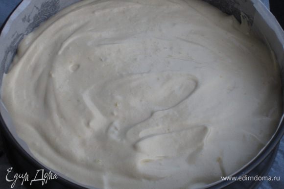 Выложить тесто в форму с пергаментом диаметром 24 см и выпекать в разогретой до 180 °С духовке 35 минут (до сухой шпажки).