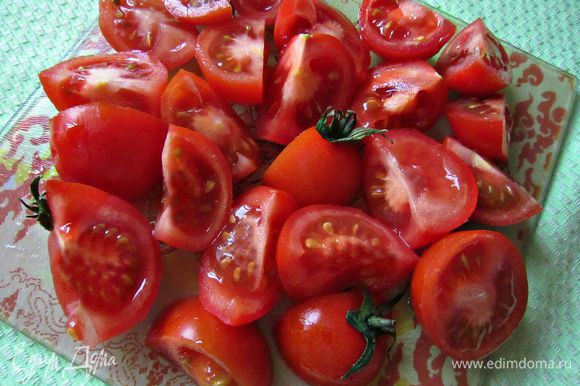 А теперь помидорки нарежем на половинки (или на 3 части, если они крупные), добавляем в рагу.