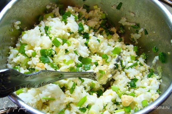 Начинка из риса. Яйца размять вилкой. Перемешать с рисом. Зеленый лук мелко порезать и добавить к рису с яйцами.