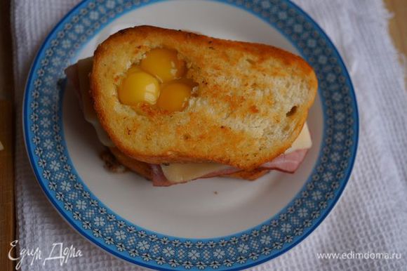На один тост положить ветчину, сыр, накрыть другим и разбить 2-3 перепелиных яйца в отверстие, поставить в СВЧ на 2 минуты. Приятного аппетита!