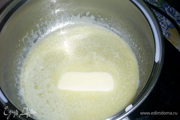 В теплом молоке растворяем сахар с солью. Сливочное масло растапливаем на медленном огне.