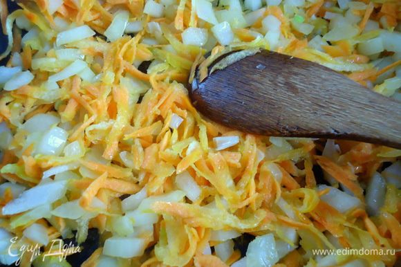 Лук и морковь нашинковать и пассеровать на растительном масле до золотистого цвета.