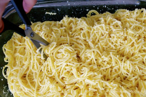 Теперь положить желтки, размешать и нарезать спагетти кухонными ножницами. Накрыть герметично пищевой пленкой и убрать в холодильник на одну ночь.