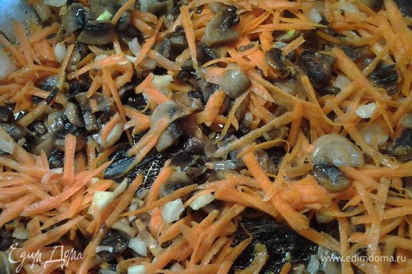 Когда из грибов выпарится жидкость добавить морковь и лук. Все обжарить.