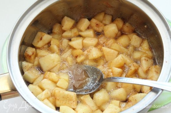 Для топпинга два больших яблока почистить и нарезать небольшими ломтиками. В небольшой кастрюльке смешать яблоки, сахар, корицу и воду. Нагревать на среднем огне, помешивая. После закипания уменьшить огонь и готовить, помешивая, 6-10 минут. Яблоки должны стать мягкими, а сироп загустеть, слегка остудить.