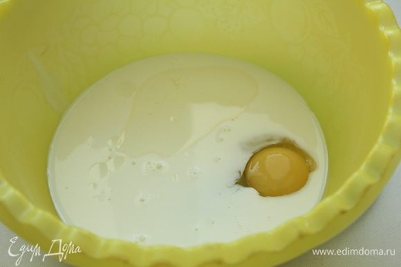В миске смешать яйцо, молоко, ванильный сахар и растительного масло. Слегка взбить .