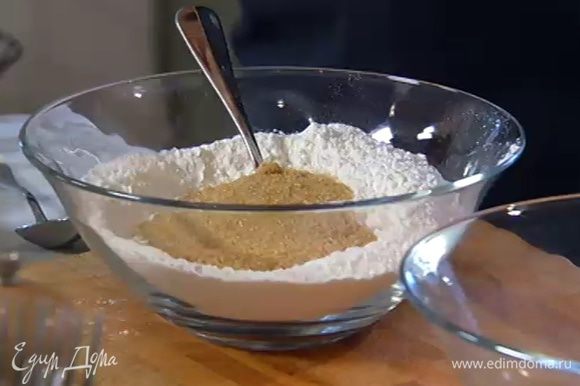Муку перемешать с сахаром, разрыхлителем и солью.