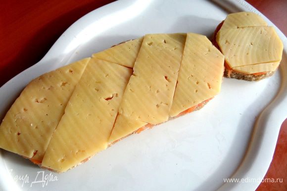 Из сыра очень легко выкроить по размеру следующий слой.