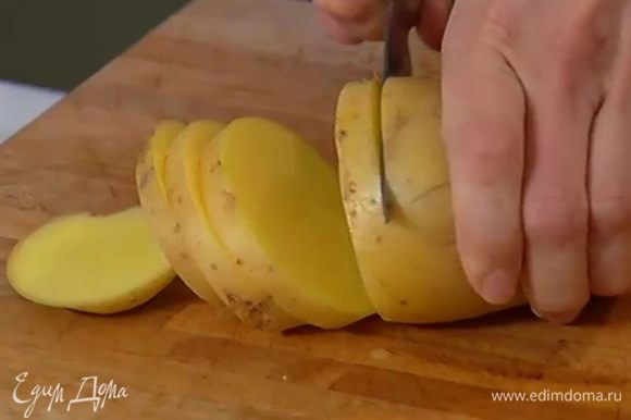Картофель вымыть и, не очищая, нарезать кружками.