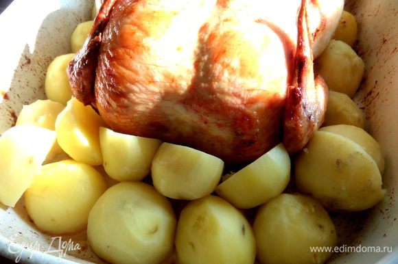 Укладываем недоваренную картошку вокруг курицы.
