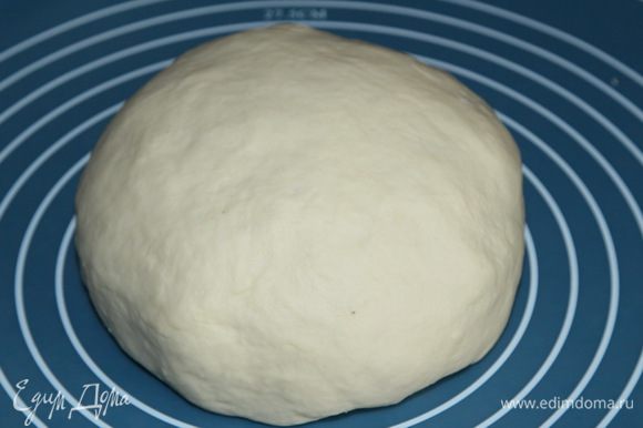 Этого времени хватило, чтобы тесто стало гладким. Вынимаем из хлебопечки тесто, формируем шар.