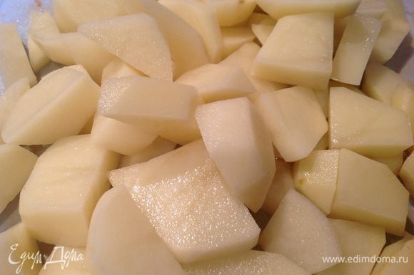 Добавьте очищенный и нарезанный на ломтики картофель. Посолите, приправьте перцем, если необходимо добавьте немного горячей воды. Тушите 20 минут.