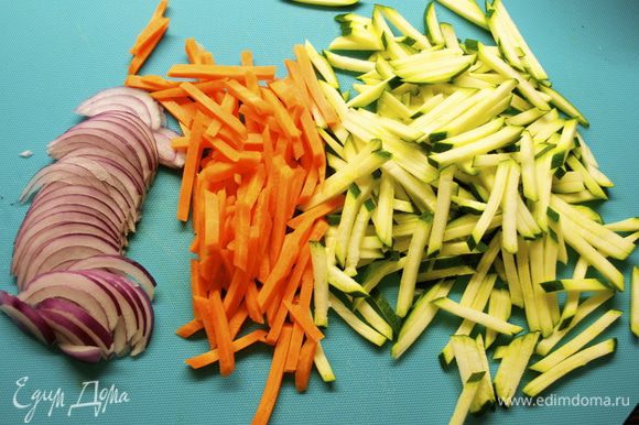 Тем временем овощи нарезать тонкой соломкой; лук тонкими полукольцами. Вместо красного лука можно использовать лук-порей.
