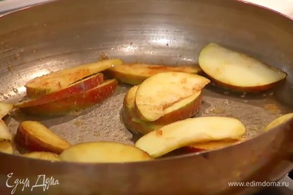 В сковороде разогреть 1 ч. ложку сливочного масла, выложить яблоки, посыпать их сахаром и корицей и прогреть.
