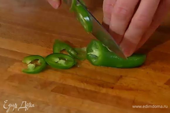 Зеленый перец нарезать колечками.