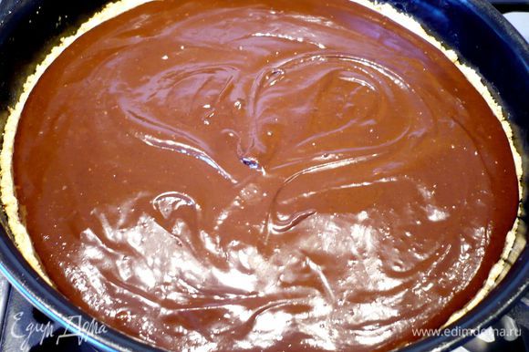 Выкладываем шоколадно-сливочный крем на слегка остывшую творожную начинку. Ставим в духовку еще на 30 — 35 минут. Дадим тарту полностью остыть и только потом извлечем из формы. Теперь поставим тарт лучше всего на ночь в холодильник.
