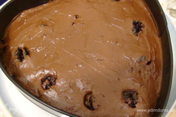 Выложить бисквит в форму, сверху вылить крем-мусс, сверху аккуратно чуть притопить целый чернослив. Охладить в холодильнике. Охлажденный торт достать из формы и слегка присыпать какао.