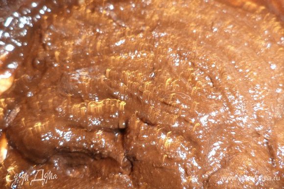 Чёрный шоколад наломать кусочками и растопить на горячей водяной бане. Добавить половину уваренной сливочной массы и 25 гр масла, перемешать.