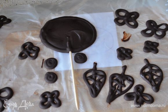 Темный шоколад растопить и нарисовать на пленке узоры и тп. Поставить в морозилку на 30 минут.
