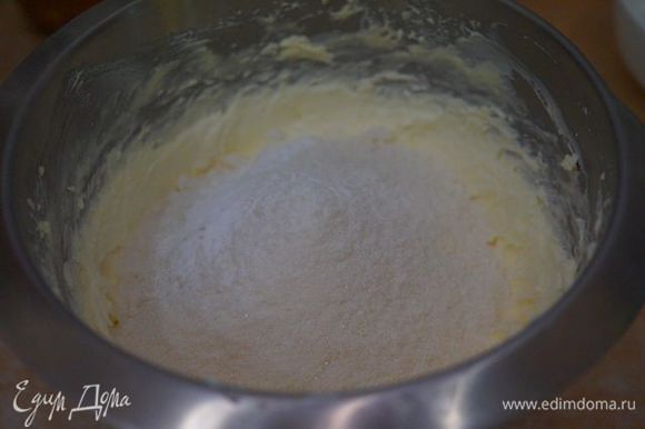 Влить во взбитый крем, добавить сахар, соль и глюкозу, перемешивать, пока крем хорошо не соединится.