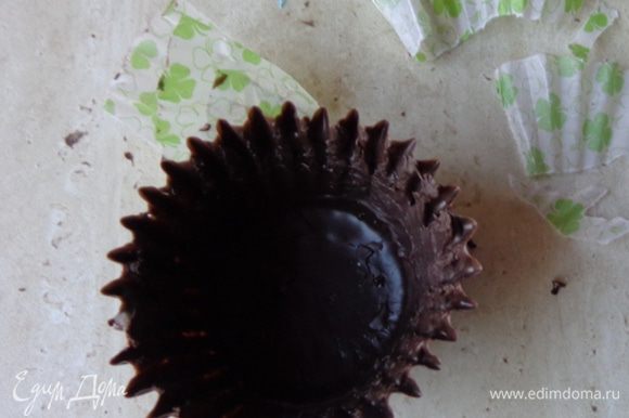 Растопить черный шоколад или глазурь, залить бумажные формочки и поставить на 15 минут в холодильник. Когда застынет - снять бумажки.