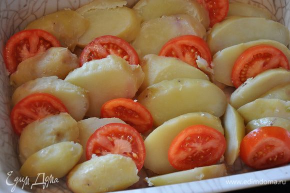 Картофель и помидоры порезать толстыми кружочками и уложить в керамическую форму. Немного посолить.