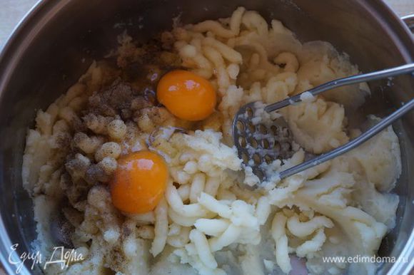 Картофель размять, добавить яйца, посолить и поперчить по вкусу - хорошо размешать.