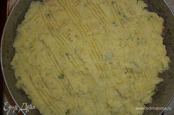 Сверху ровным слоем выложить картофельное пюре, разровнять и сделать вилкой на поверхности узоры. Запекать 30 минут.