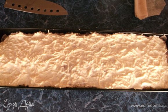 Поверх перца выложить оставшийся фарш и смазать сверху смесью из оставшейся сметаны и мелко натертого сыра.