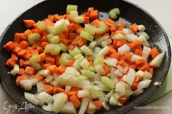 Нарезать морковь, лук, сельдерей кубиками.