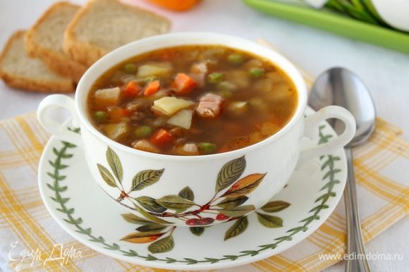 Желательно дать супу немного настояться, после чего разлить по тарелкам и наслаждаться. Приятного аппетита!