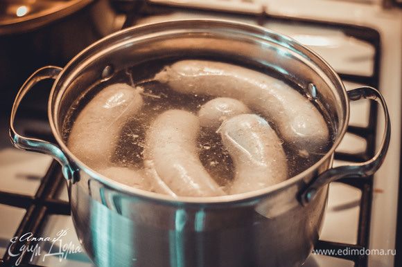 Перед тем как колбаски отправить в духовку, их надо на 10 минут опустить в кипяток (85-90 градусов по С ) и перевернуть один раз.