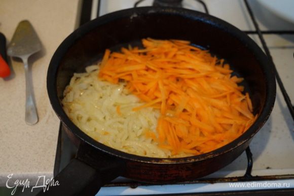 Готовим отдельно зажарку: лук, морковь пережарить на подсолнечном масле.