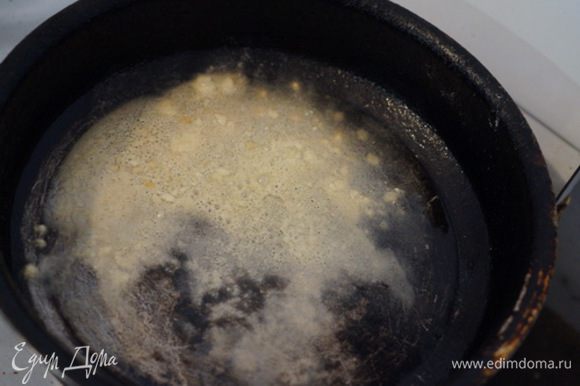 И последнее действие:поджариваем муку на сковороде с подсолнечным маслом, добавляем в капустник.