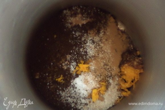 В турке соединить молотый кофе, натертую на мелкой терке цедру апельсина, корицу, ванильный сахар, гвоздику.