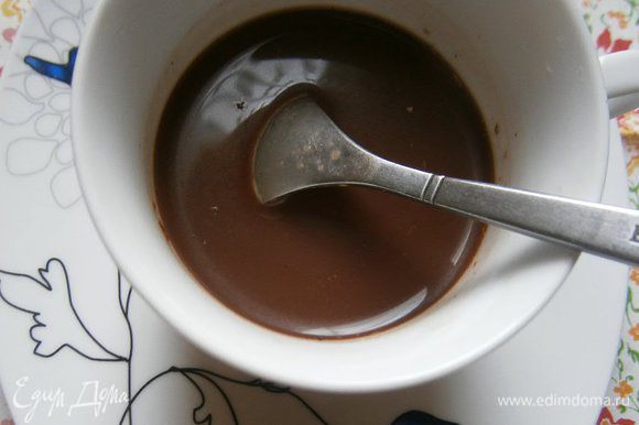 В чашку налить полпорции сваренного кофе, выложить туда же сгущенное молоко с какао и кориандром, и тщательно перемешать.