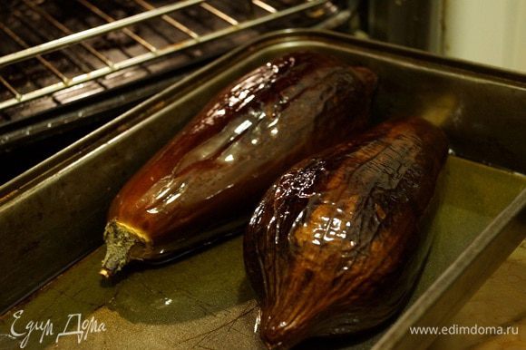 Баклажаны смазать растительным маслом и запечь в духовке при температуре 160 градусов в течение 45 минут.