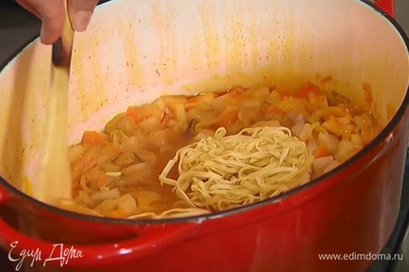 Перед тем, как суп будет полностью готов, удалить лавровый лист и розмарин и добавить лапшу. Варить до готовности лапши.