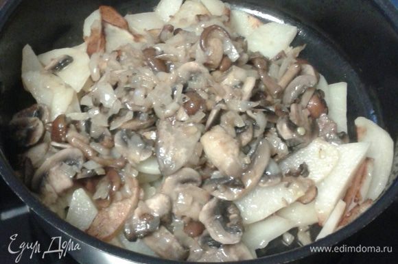 В это время периодически помешиваем картофель, за минуту до готовности смешиваем грибы и картофель солим, перчим, добавляем чеснок, ждем пару минут, пока вкусы смешаются.