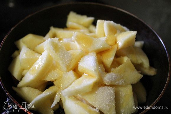 Яблоки порезать небольшими ломтиками, сложить в сковороду, добавить мед и сахар. Тушить до испарения жидкости, аккуратно перемешивая, в конце добавить корицу.