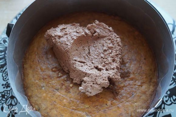 Сборка торта. Корж (26 см) заключить в тортовое кольцо, покрыть ганашем (1/3 порции).