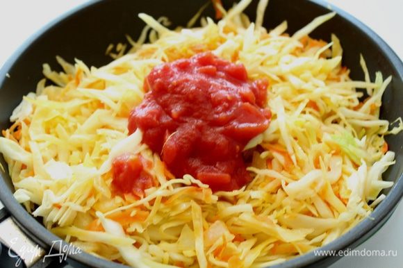 Влить томаты в собственном соку и тушить на медленном огне 20-25 минут под закрытой крышкой.